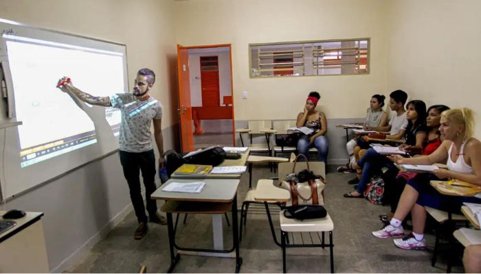 Câmara pode votar nesta terça bolsa para manter jovem no ensino médio